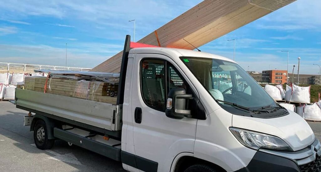 Alquiler de Camión Pluma para Mudanzas: Transporte Seguro y Eficiente
